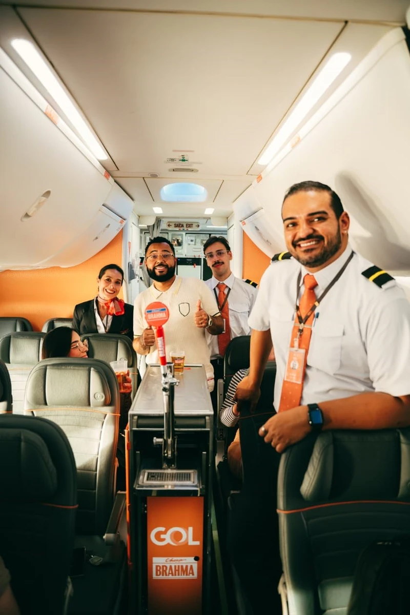 El cantante Dudu Nobre interactúa con la tripulación de GOL durante un vuelo especial. Foto: Paulo Guilherme